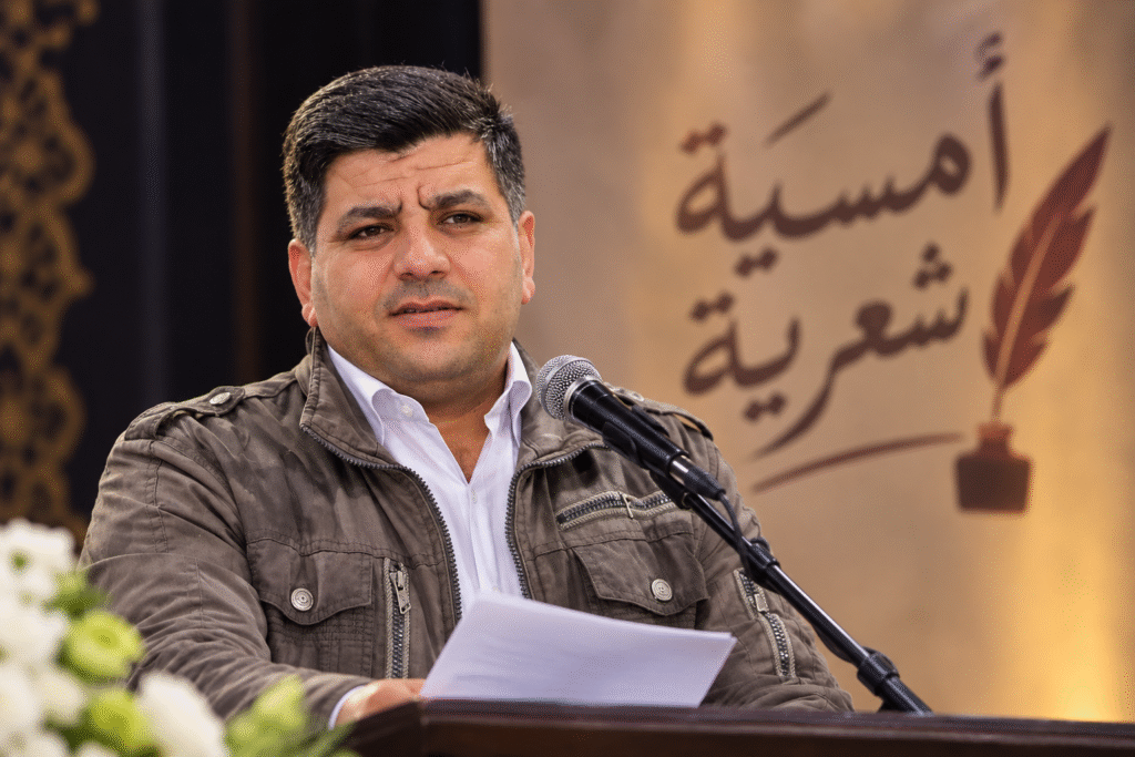 الشاعر السوري أنس الدغيم خلال مشاركته في أمسية شعرية